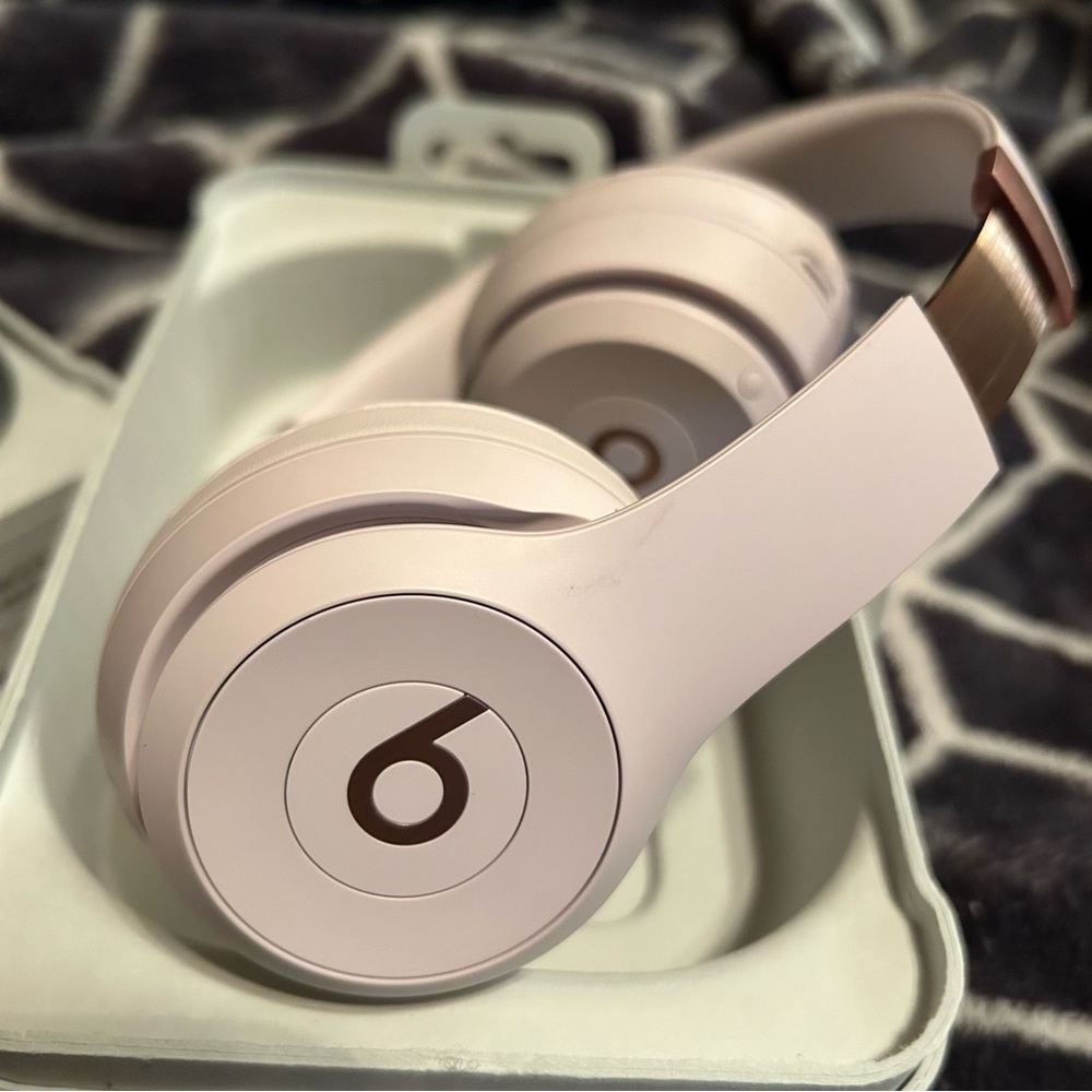 Beats Solo 4 Bluetooth Wireless On-Ear Headphones- Cloud Pink